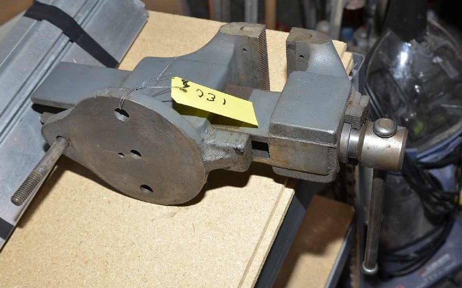 3 1/2" BENCH VISE.: 3 1/2" BENCH VISE.