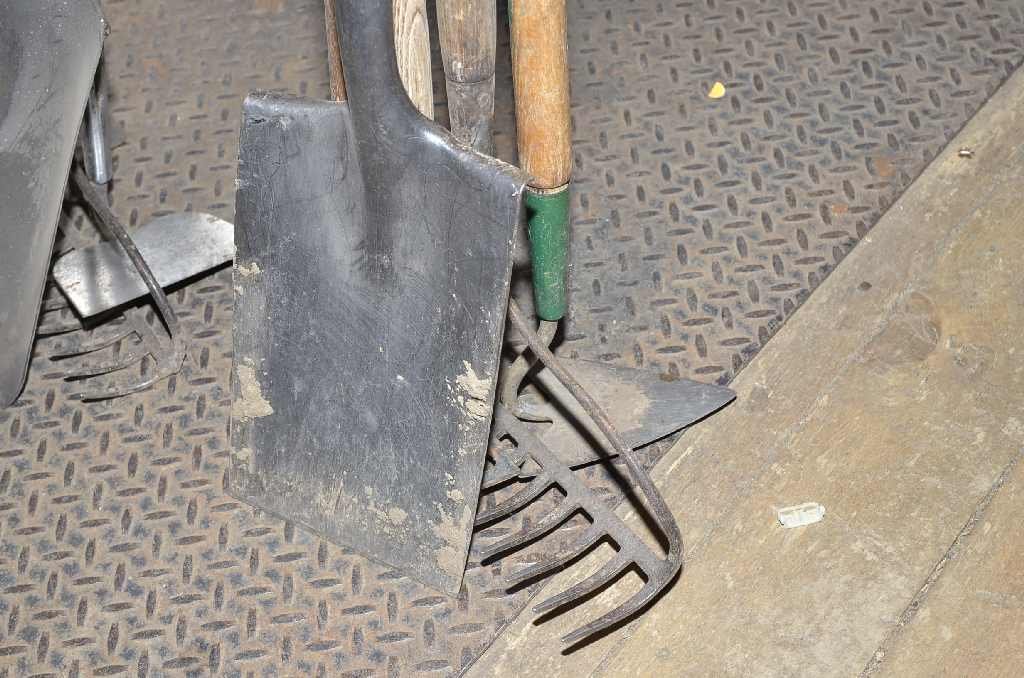 4 GARDEN TOOLS.: 4 GARDEN TOOLS.