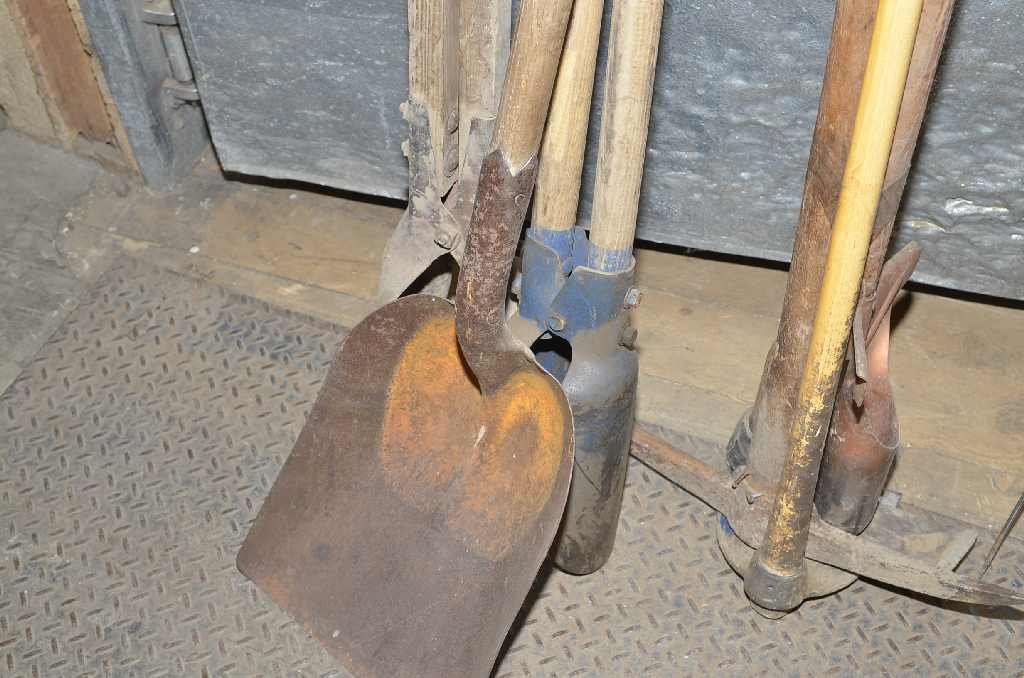 2 POST HOLE DIGGERS & SHOVEL.: 2 POST HOLE DIGGERS & SHOVEL.