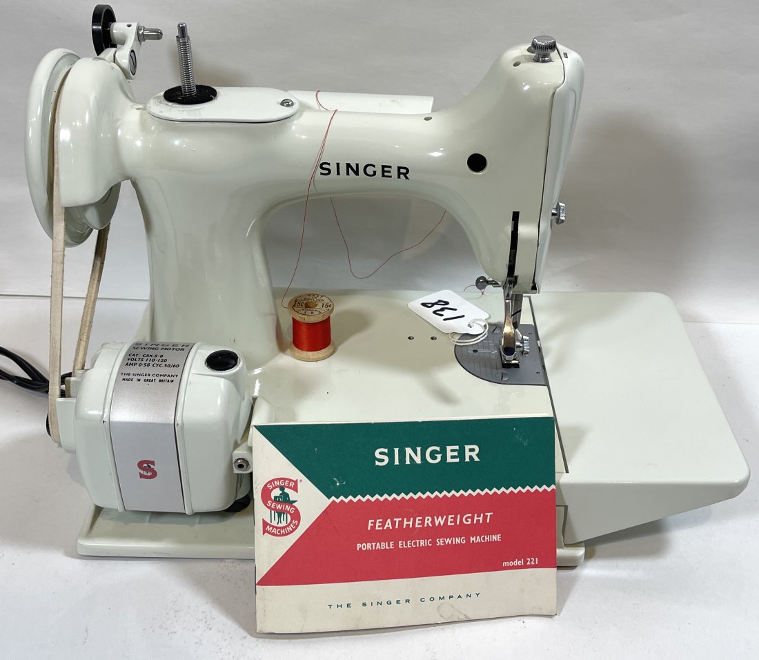 Singer Featherweight Pale Turquoise 221 Sewing Machine (1 of 8)