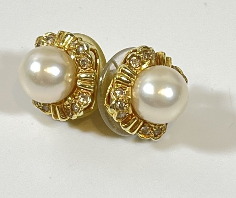 14k Yellow Gold Diamond & Pearl Stud Earrings: Center pearl with diamond surrond set in 14k yellow gold. Total weight 4.7 grams.