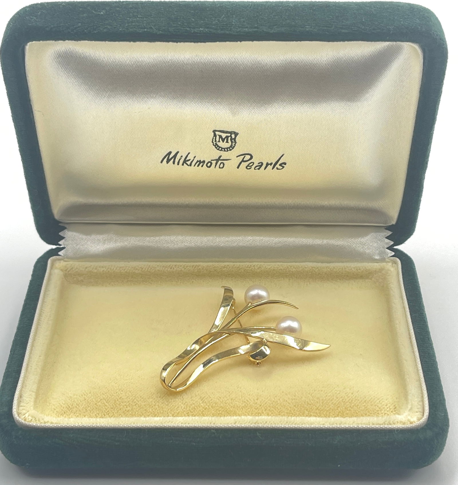 14k Yellow Gold Mikimoto Pearl Brooch: 1.75 in high, 1.5 in high. 5 grams.