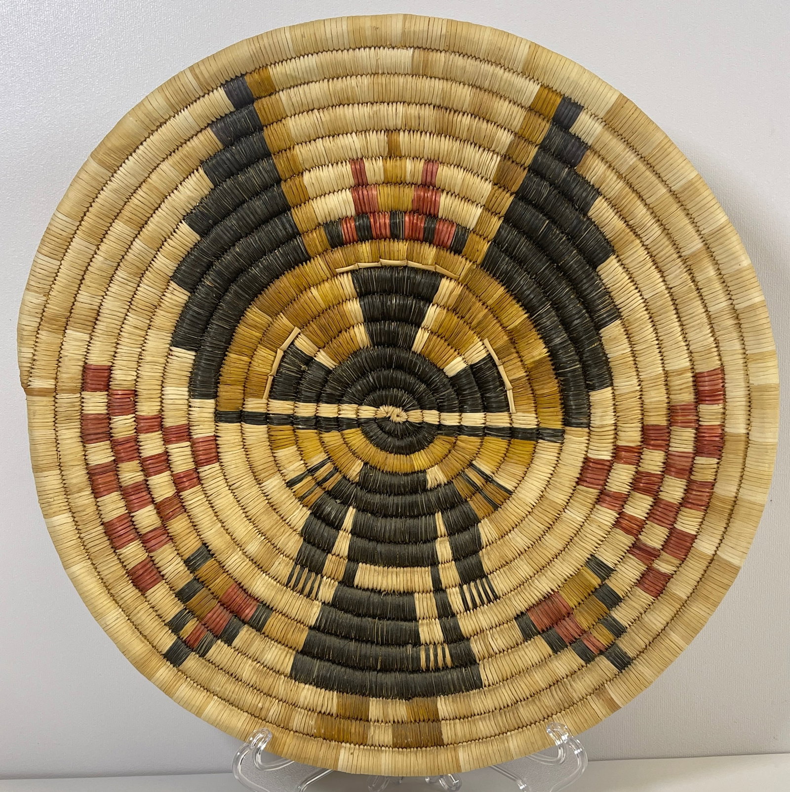Native American Hopi Coil Tray: Made from yucca beargrass. Has original tag. Overall good condition. Approx 12 inches in diameter.