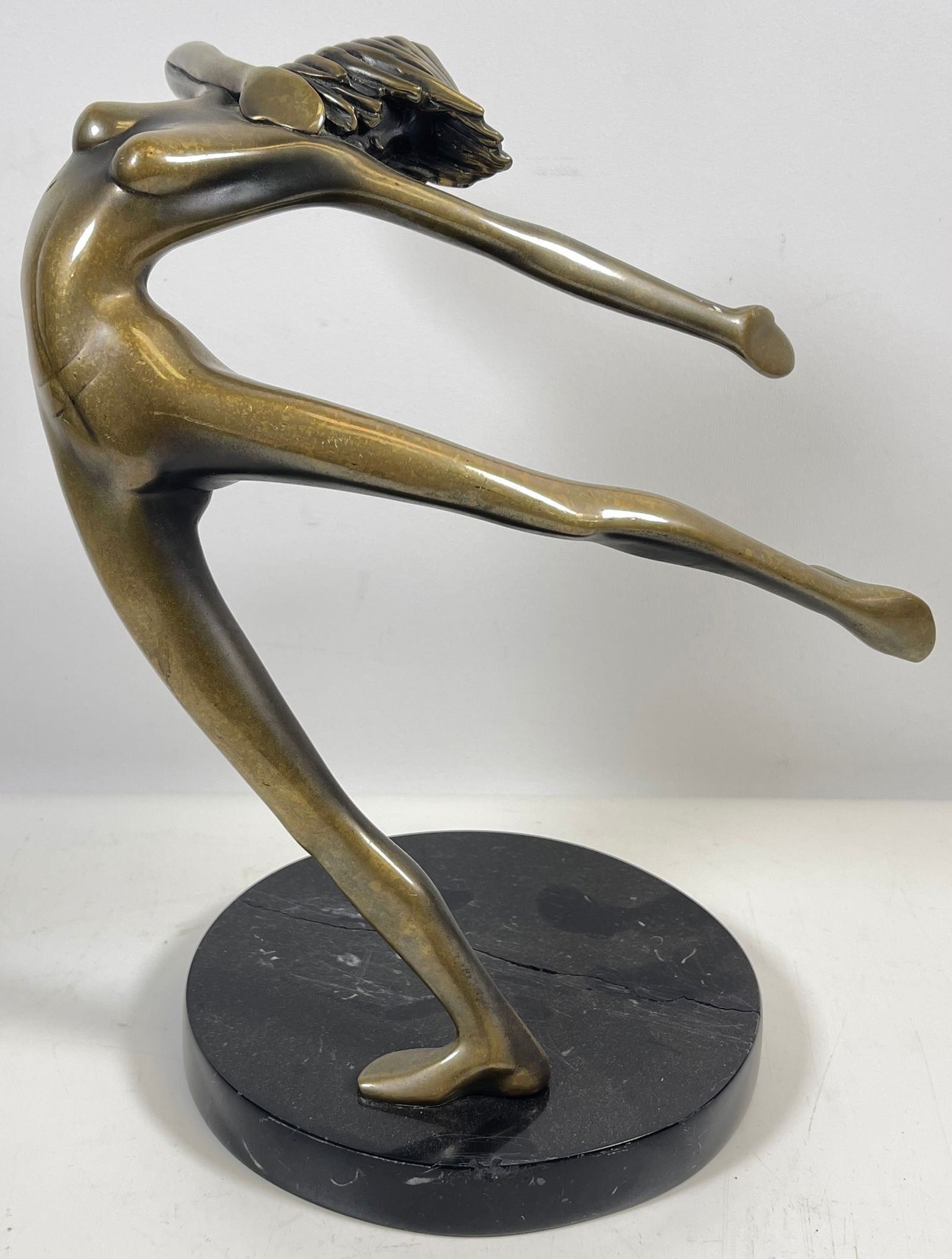 Tom Bennett Polished Bronze Nude Sculpture Titled Dancer: Tom Bennett (California, b. 1928 - ) Limited Edition High Polished Bronze of a Nude Dancer. Inscibe signed Tom Bennett on the foot underside, dated 80 and numbered 49/100. Good condition, with a nice