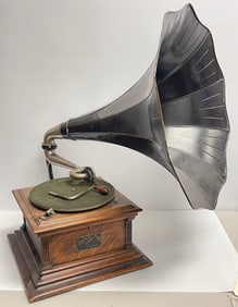 c1907 Victor Model 3 Phonograph Serial 13537 Outside Horn