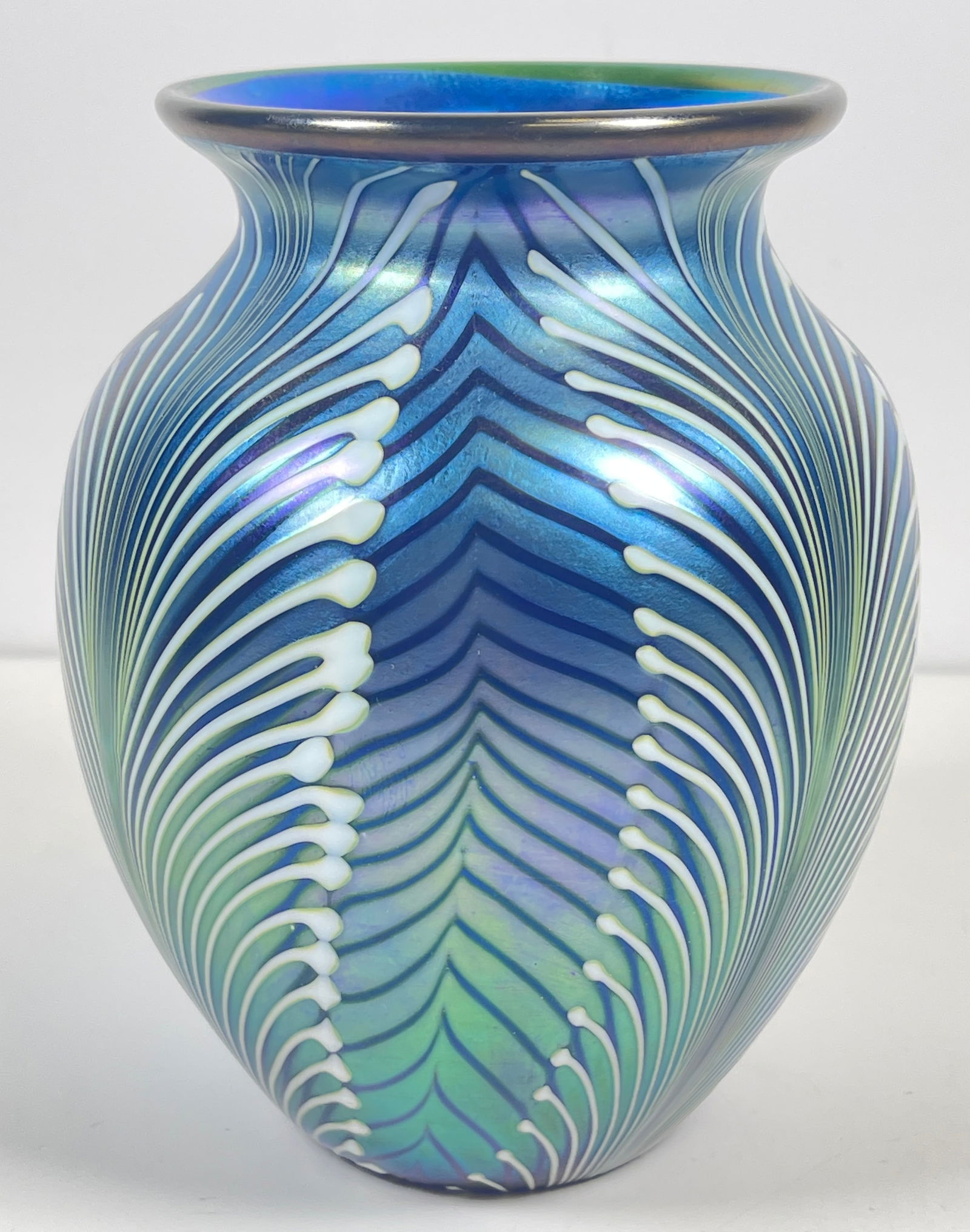 Vintage Orient & Flume Brlie Iridescent Feathered Series Vase: Comes with registration number, designer Dave Smallhouse. Measures 6.5 inches high, 5 inches at its widest. Overall good condition, no chips or cracks.