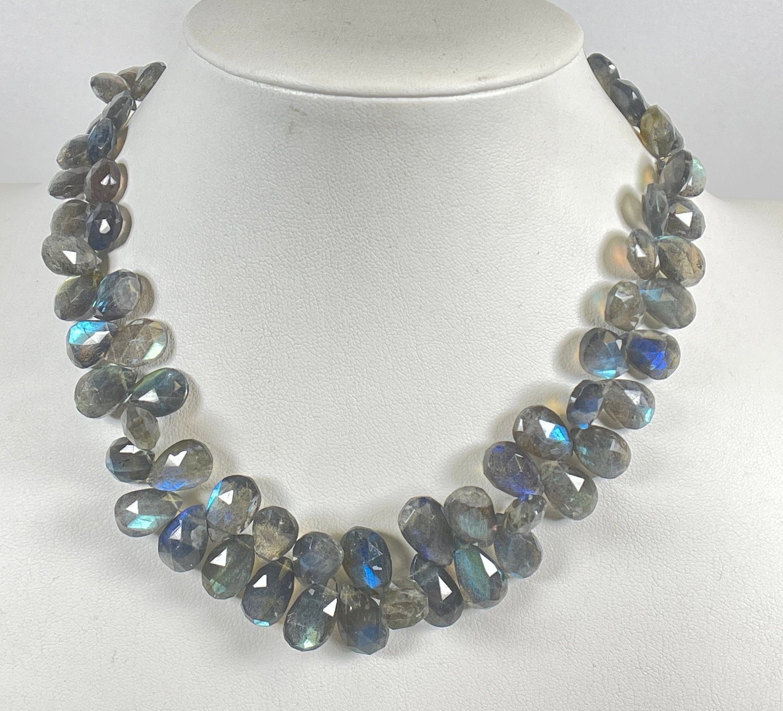 Vintage 14k Yellow Gold & Labradorite Necklace: 14k yellow gold fleur de lis clasp, 15 in long. Marked 14k 585.