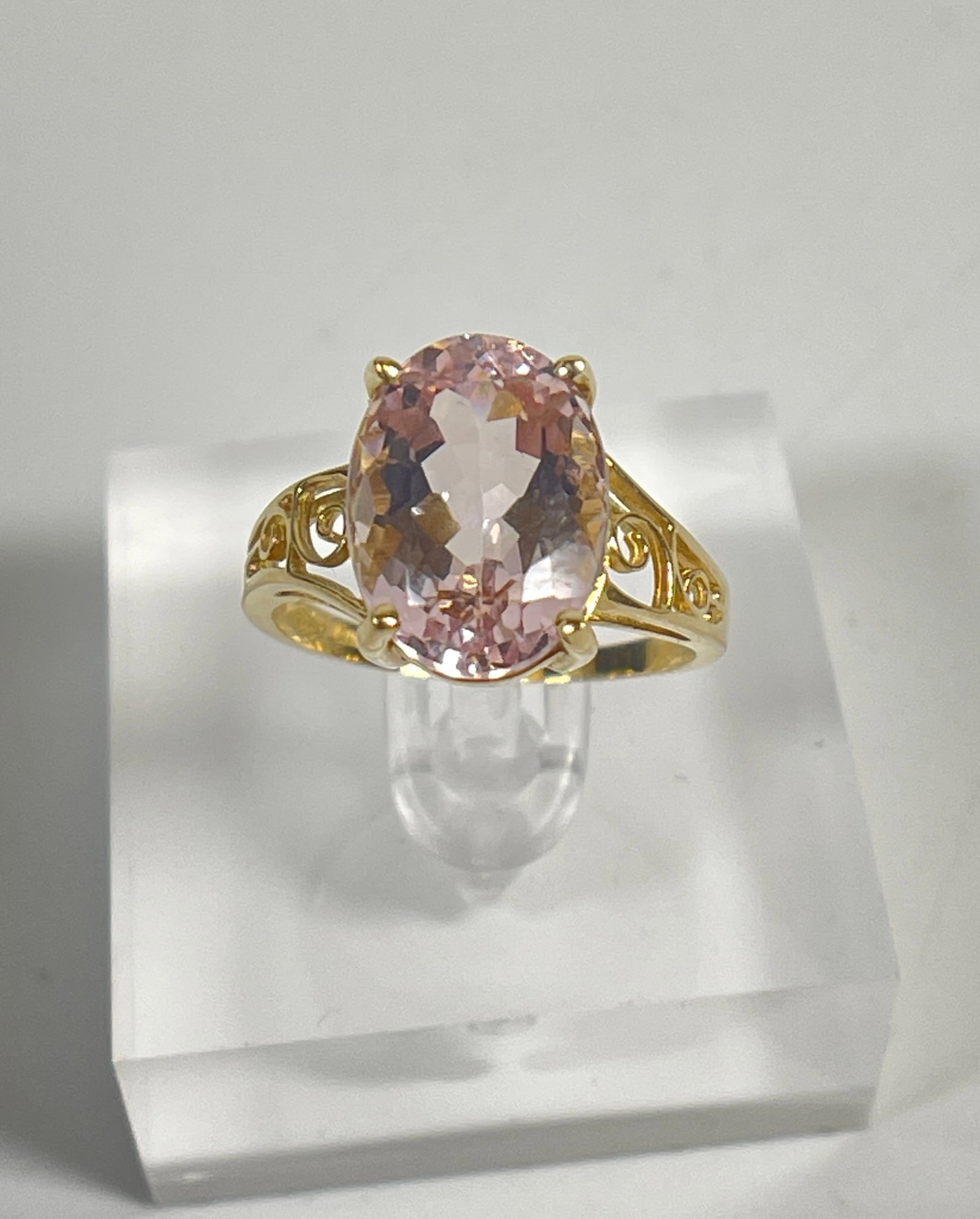 Vintage 14k Yellow Gold & Pink Topaz Ring size 8: Large pink topaz set in 14k yellow gold. Total weight 4.1 grams.
