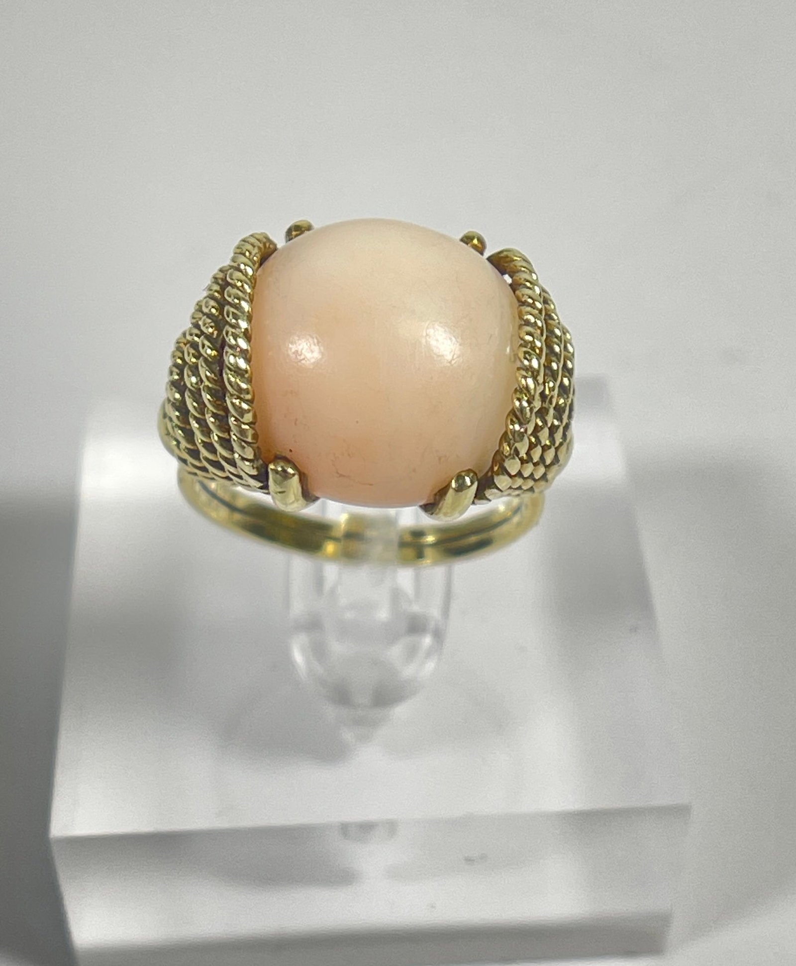 Mid Century 14k Yellow Gold & Angelskin Coral Ring Size 7: Cabochon coral set in 14k gold. Total weight 8.9 grams. Overall good condition.