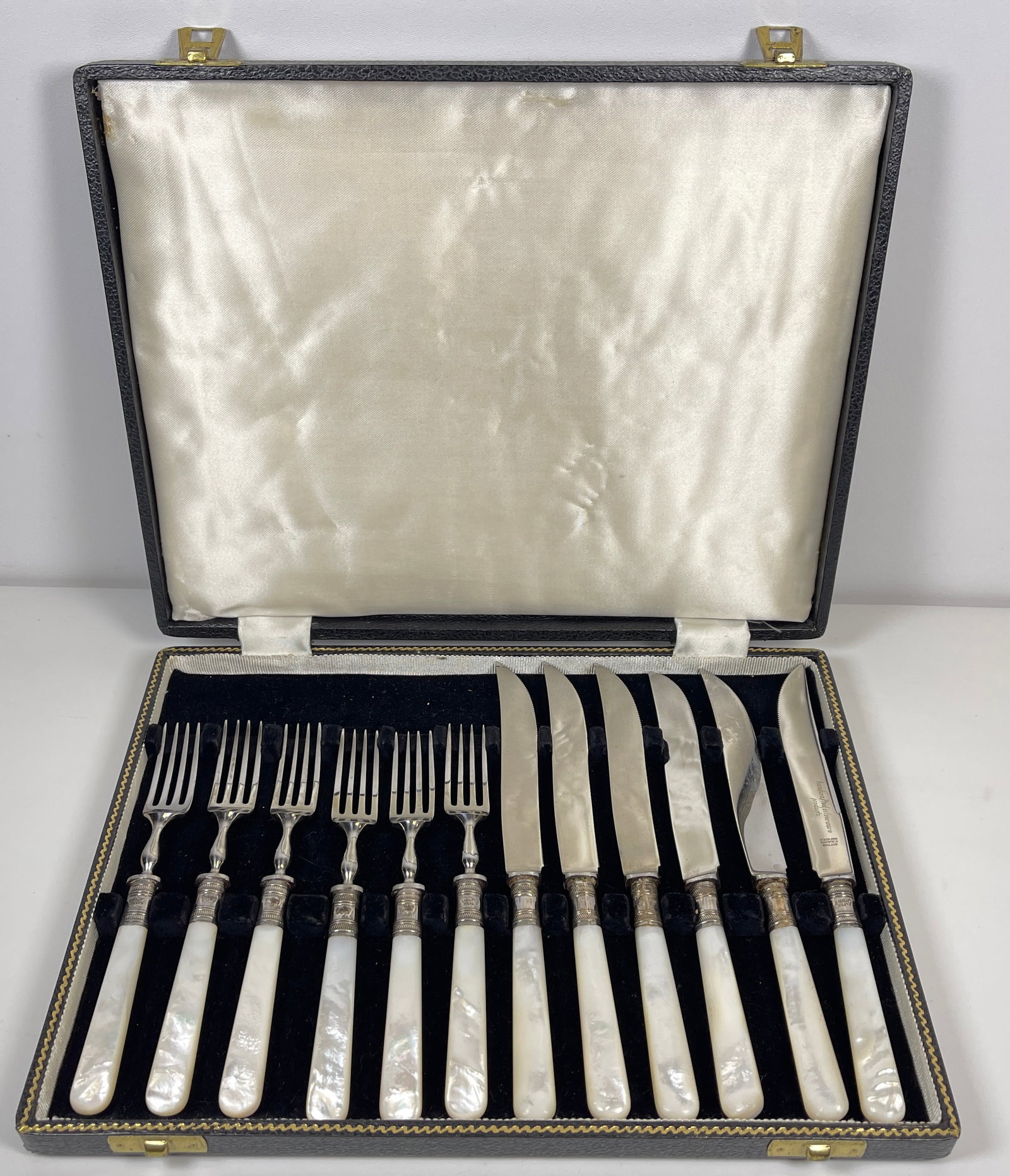 English 12 pcs Sterling Silver & MOP Dessert Set: Service for 6, sterling collars and MOP handles. In original box. Overrall good codition.