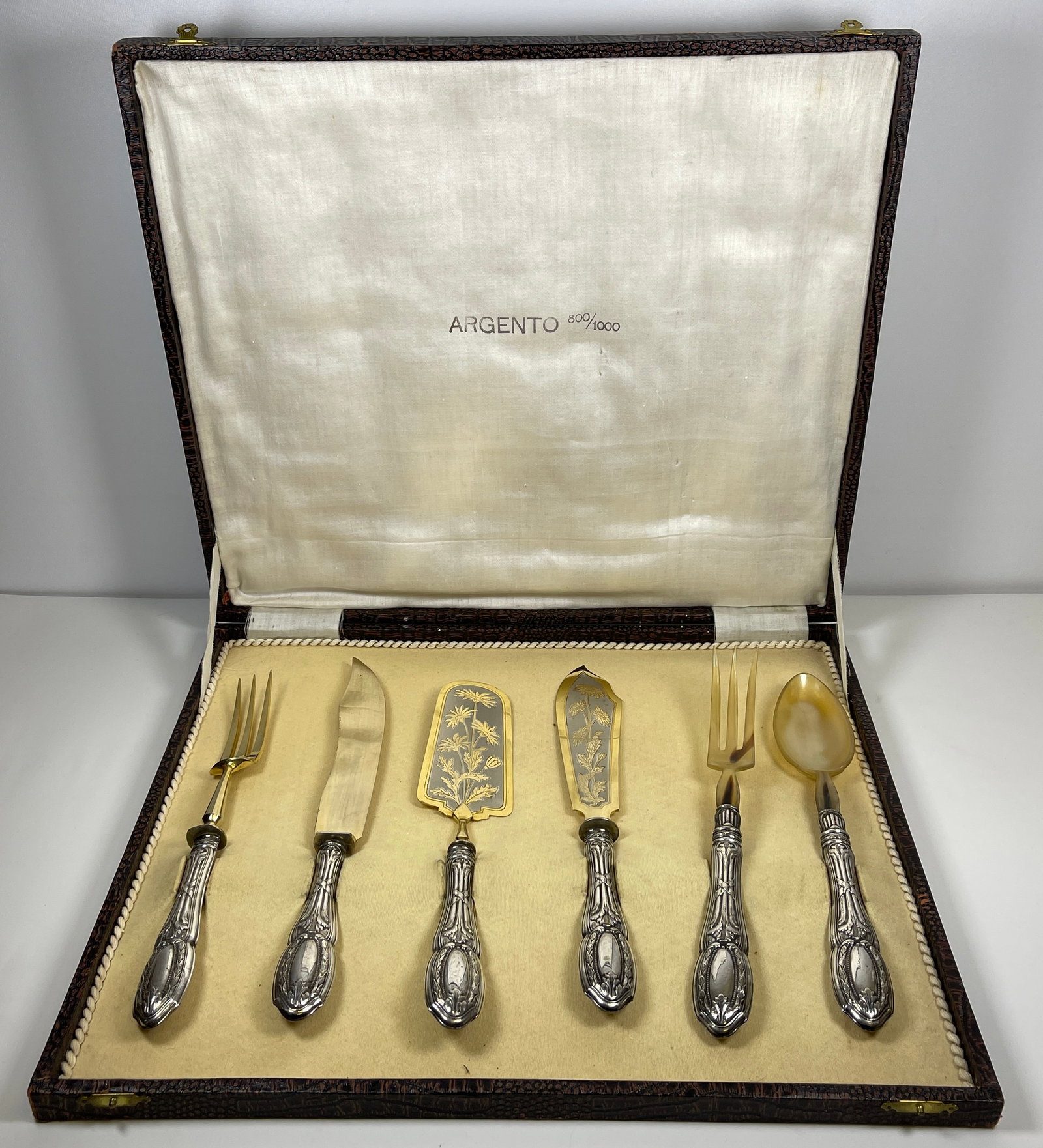 c1900 800 Silver & Vermeil Fish Service in Presentation Box: Comes with two forks, three kives and a spoon. Handles marked 800. Overall good condition.