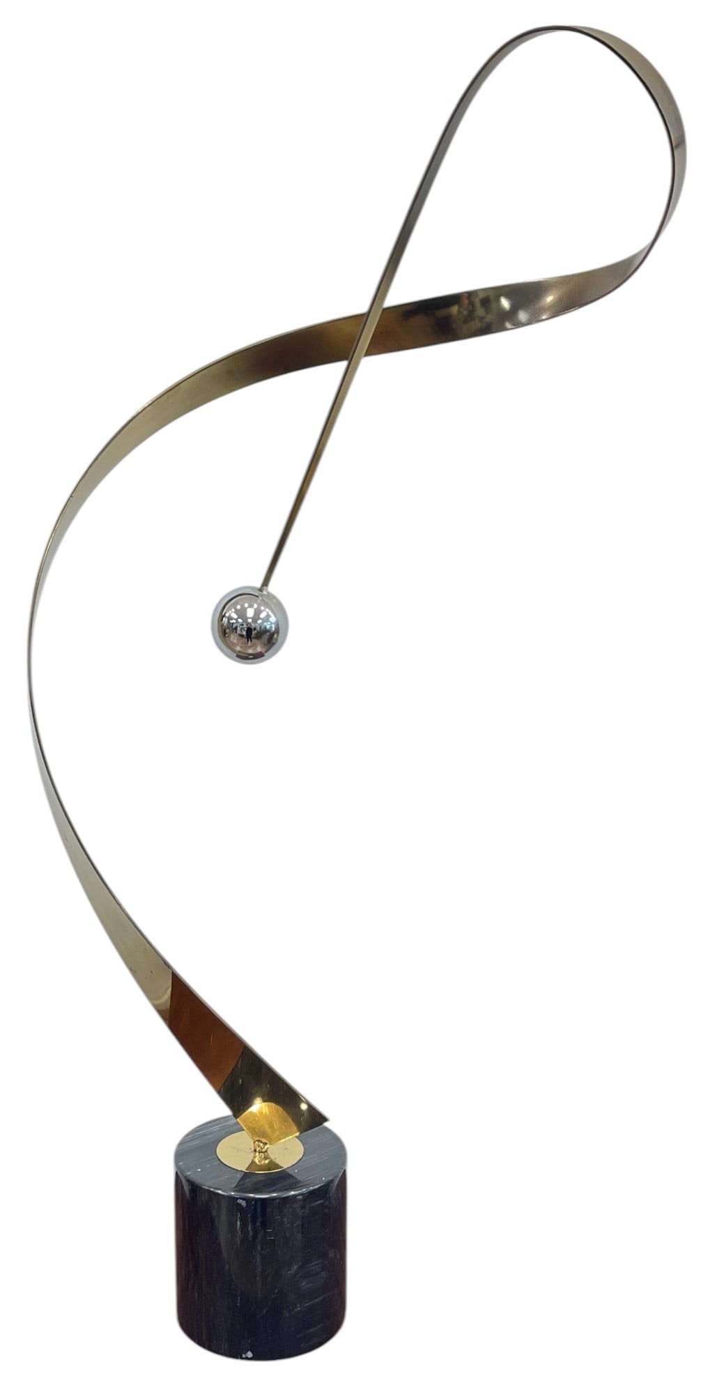 Curtis Jere American Abstract Kinetic Ribbon Sculpture: A vintage American abstract sculpture by Curtis Jere. Modern Kinetic Ribbon sculpture made of brass with a ball at the end, mounted on a dark rectangular marble base. Circa 1980.