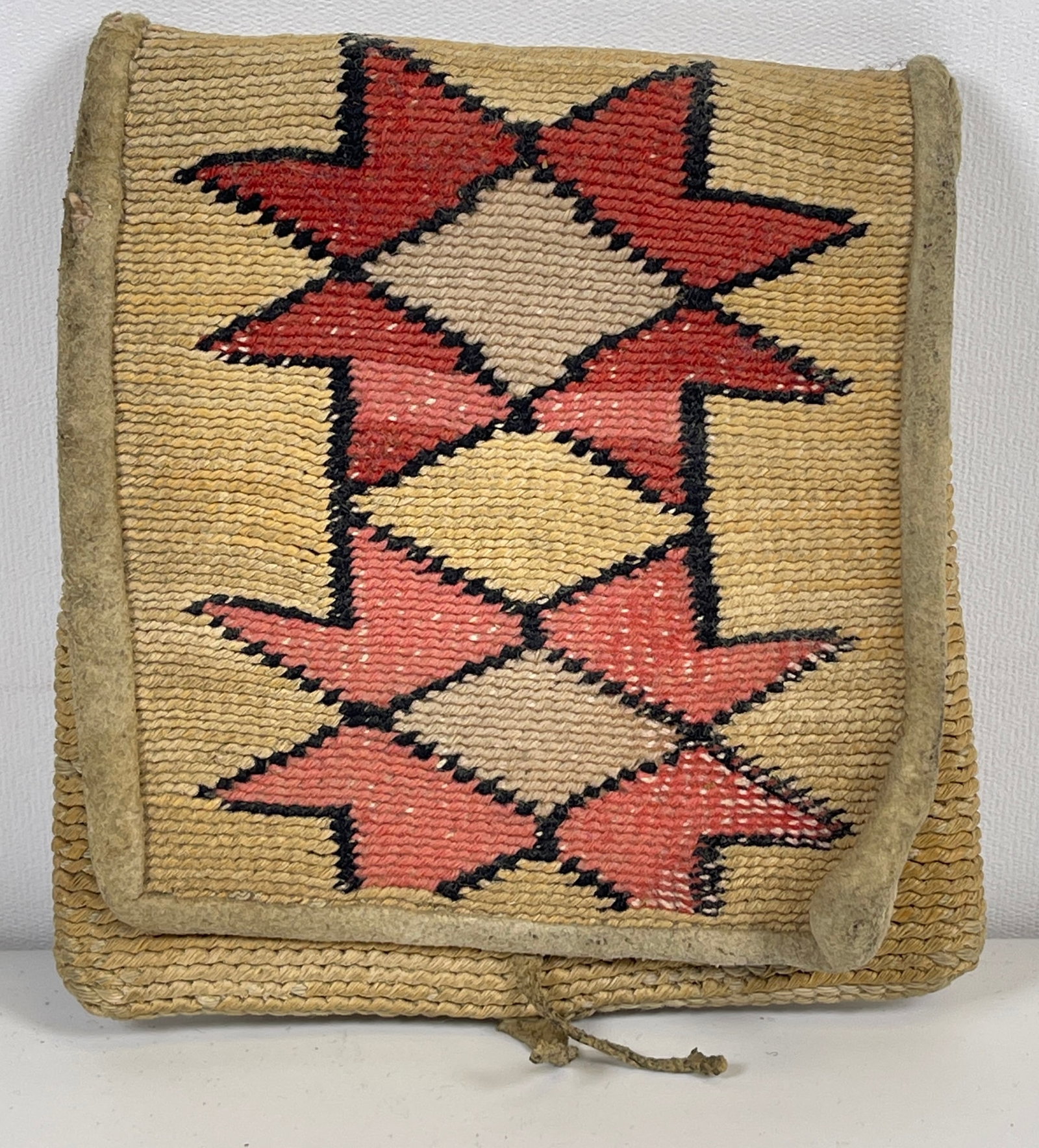 19th C. Native American Nez Perce Fold Over Corn Husk Bag: Fine fold over corn husk bag with double stars, heart inside. Measures 5 inches high, 4.5 inches wide. Overall good condition, please see photos.