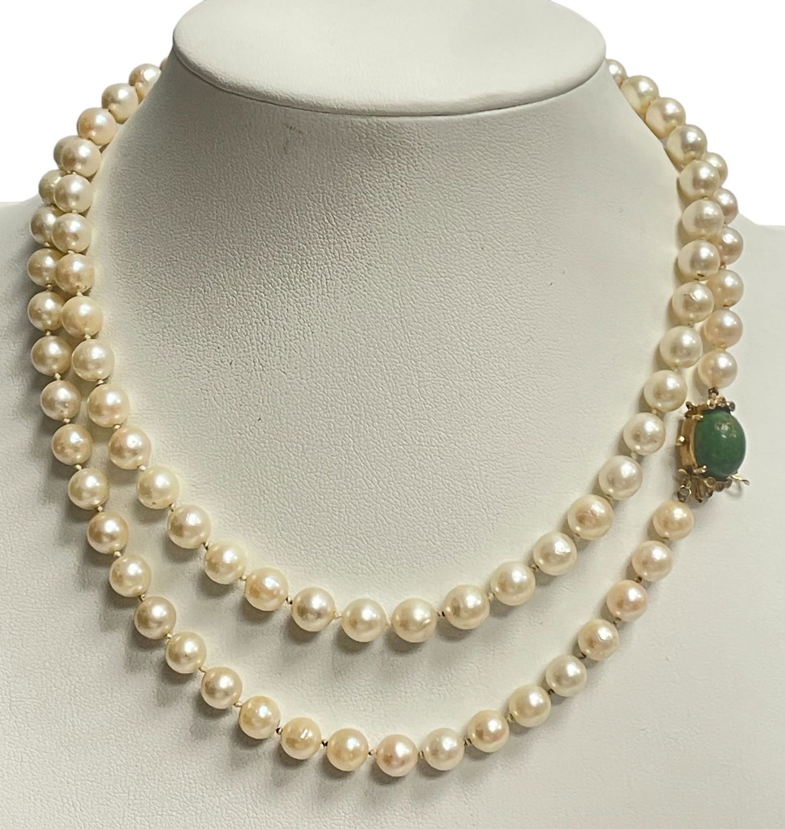 Vintage 14k Yellow Gold Pearl Necklace with Jade: 14k gold and jade clasp on a single strand of 5mm pearls. Necklace measures approx 32 inches long. Overall good condition, please see photos.