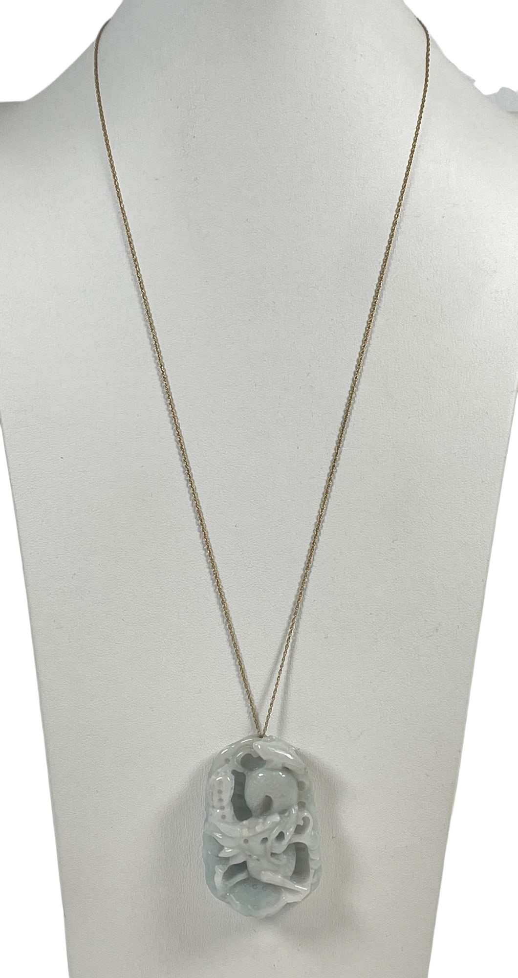 Vintage Asian14k Yellow Gold & Carved Jade Pendant: 14k yellow gold chain measures approx 24 inches long. Pendant measures 2.5 inches long. Marked 14k on clasp. Overall good condition, please see photos.