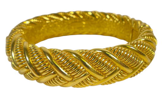 Estate 18k Yellow Gold Chevron Pattern Hinged Bangle Bracelet: Measures approx .75 inches wide, opening is 1.5 inches, closed circumference is 7 inches. Total weight 24.3 dwt (37.8 grams). Overall very good condition.