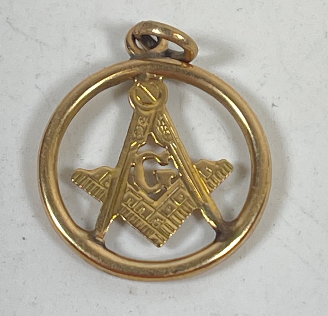 14k Yellow Gold Masonic Charm: Measures approx 1 inch including bale. Total weight 1.2 grams (0.7 dwt). Overall good condition, please see photos.