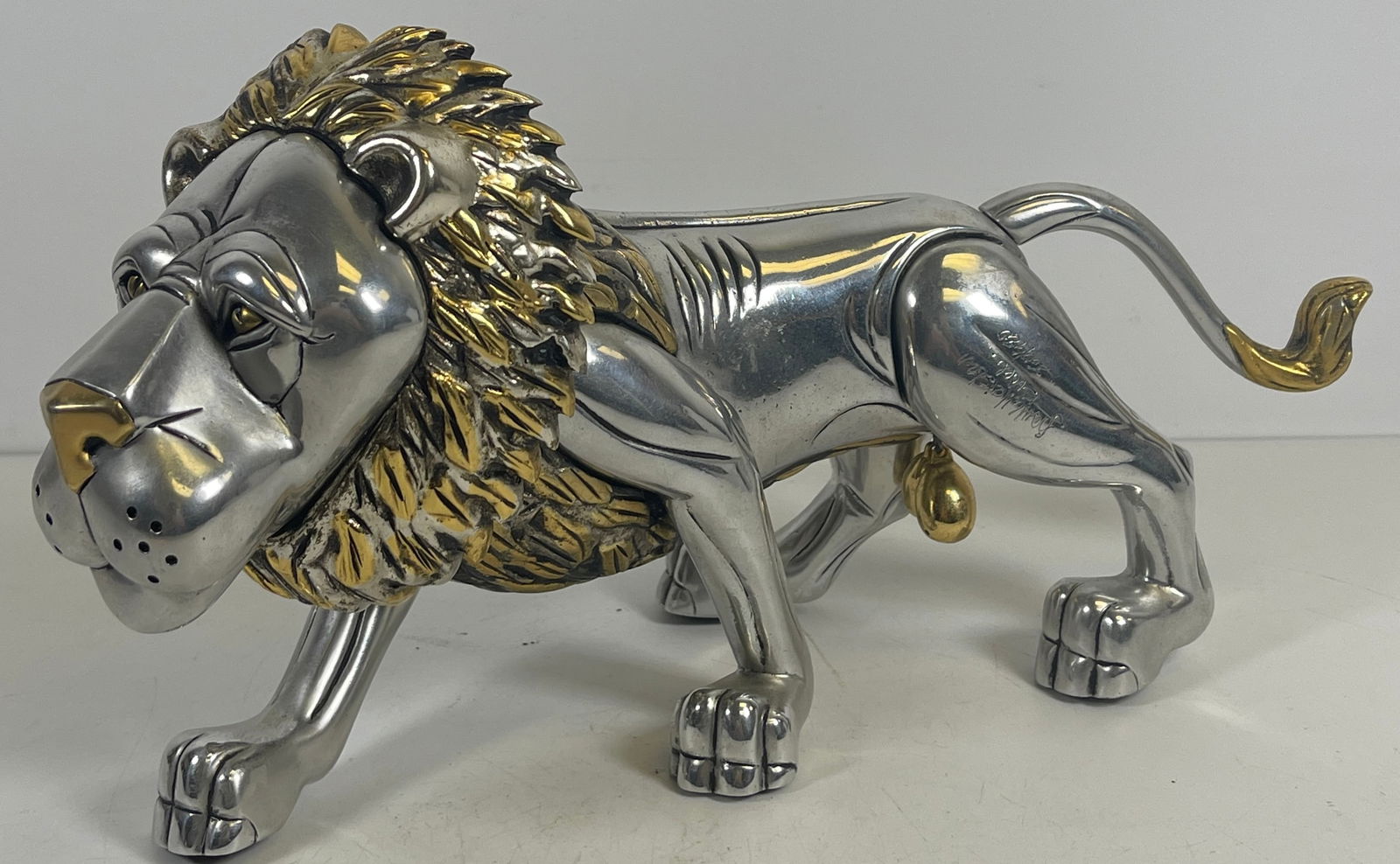 Frank Meisler Israel (Contemporary) Moveable Royal Lion Sculpture: Frank Meisler Israel (Contemporary) Moveable Royal Lion Sculpture. Signed Frank Meisler, Israel and 260/480. The Lion's mane accented by gold and his head can pivot from side to side. Measues approx 1