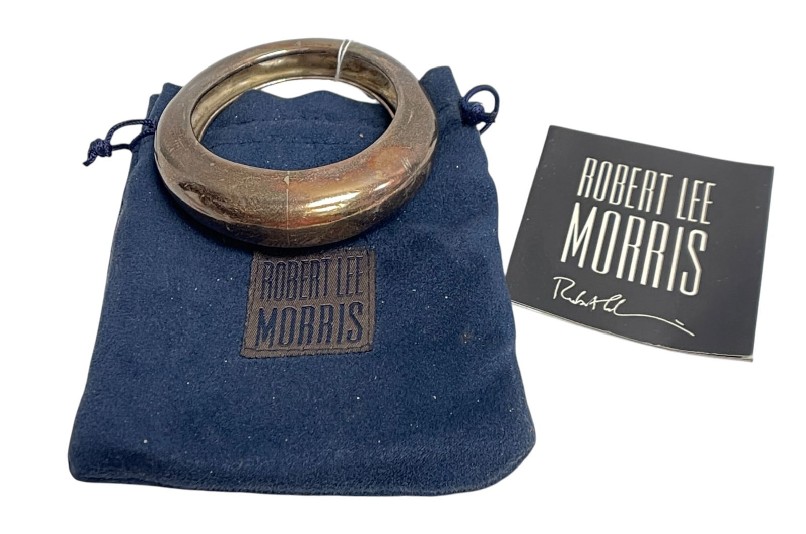 Modernist Robert Lee Morris Sterling Silver Bangle Bracelet with Pouch: Total weight 87.5 grams. Measures 7 inch inside circumference, approx 2.375 inches inside diameter. Has original pouch. Overall good condition, needs to be polished. Please see photos.