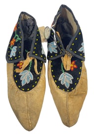 Vintage Native American Chippewa Beaded Pucker Toe Moccasins