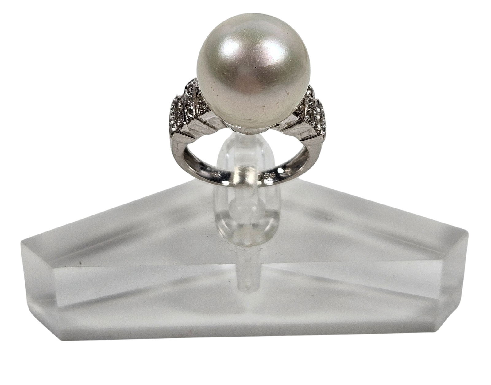 Vintage 14k White Gold Diamond & South Sea Pear Ring size 7: 12mm pearl flanked by (12) diamonds on either side. Total weight 8.3 grams (5.3 dwt). Overall good condition, please see photos.
