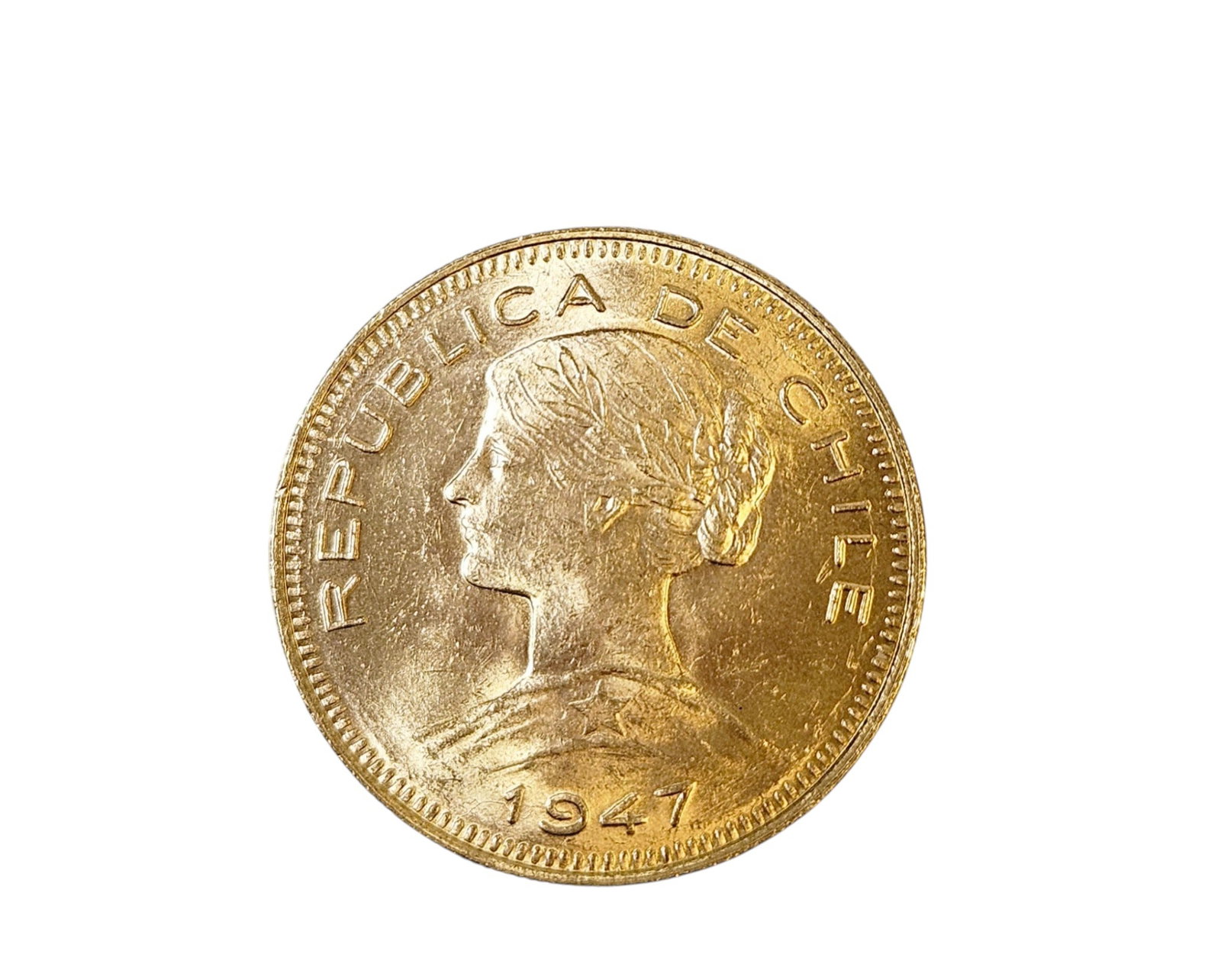 1947 República de Chile 100 Pesos Coin: The obverse wth a portrait laureate head above a star facing left with the date below, the reverse with Chilean coat of arms. 13.0 dwt (20.3 grams) Not graded. Please see photos for condition.