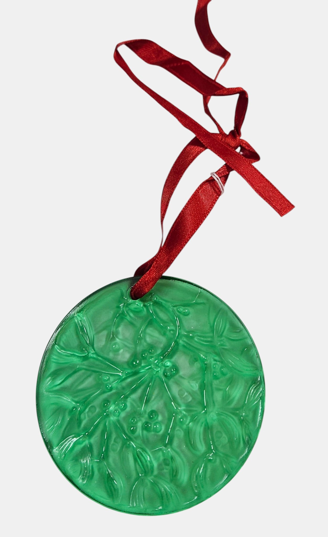 1990 Lalique Noel Seasonal Ornament in Green Crystal: Measures approx 2.625 inches in diameter. Overall good condition, no chips or cracks. Please see photos.