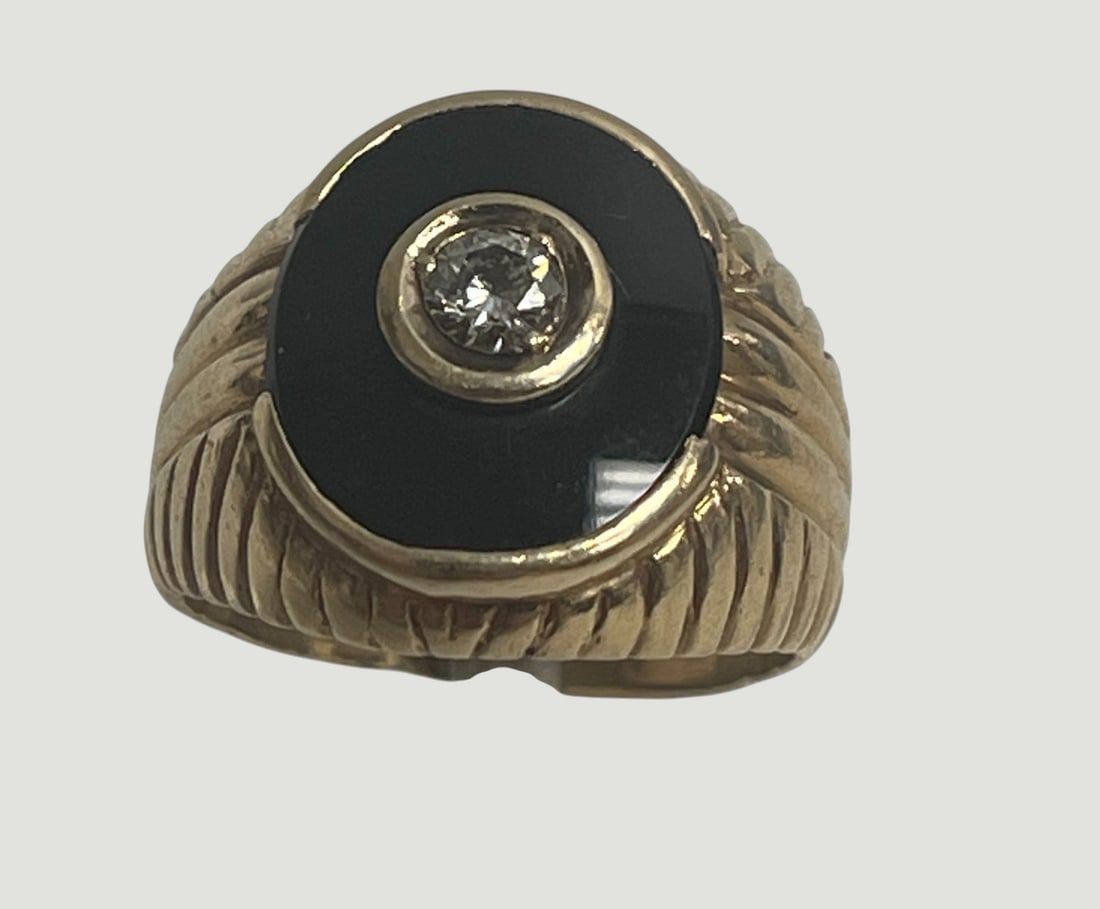 Estate 14k Yellow Gold Diamond & Onxy Ring size 6: Approx .25 carat center diamond set in onxy, set in 14k yellow gold. Total weight 6.5 grams (4.1 dwt). Overall good condition, please see photos.