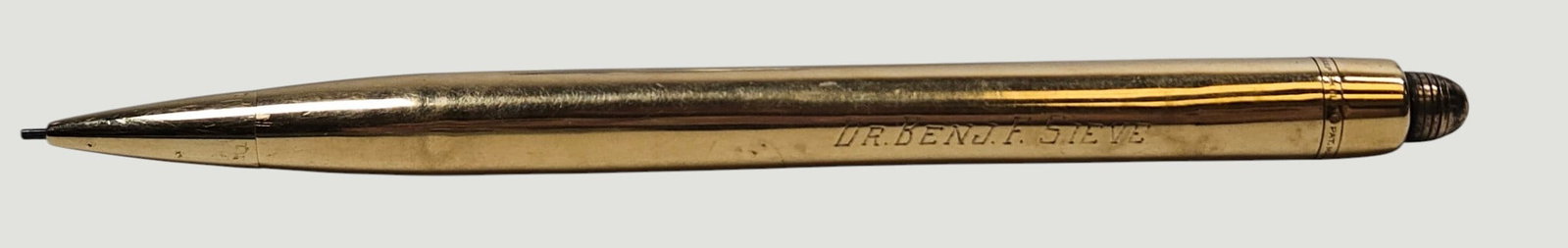 Vintage Eversharp Skyline 14k Gold Mechanical Pencil: Vintage Eversharp Skyline 14K Gold Pencil. Signed, stamped 14K. Measures 5.25 inches long. Total weight 23.5 grams. Condition: Minor dings, normal surface wear. Engraved Dr. Benj. F. Sieve.