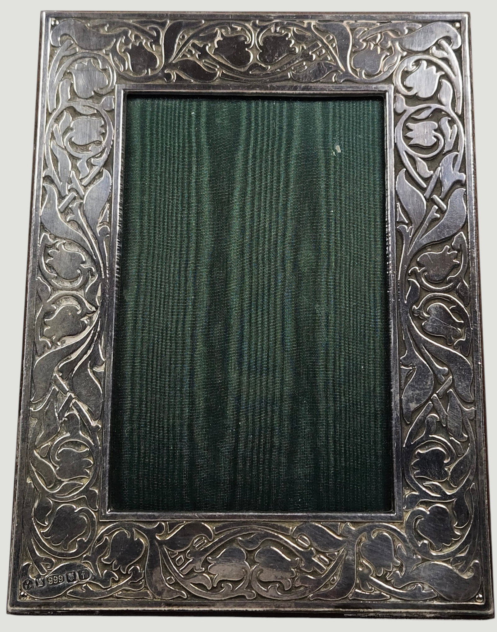 c2005 Art Nouveau Style London Britannia .999 Silver Photo Frame: Design of tulips and leaves along the borders. Hallmarked bottom right. Measures 6 x 8.125, fits an approx 3.5 x 5.5 photo. Overall very good condition, please see photos.
