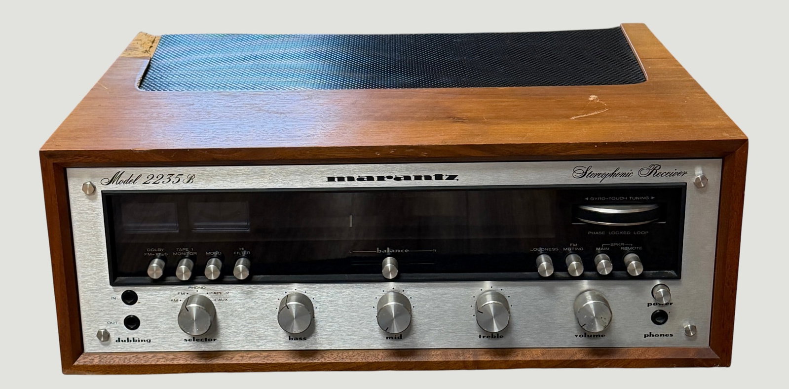 Vintage Marantz 2235B Stereo Receiver in Wooden Case: 2235B Stereophonic Receiver (manufactured 1975-77) with a wood case, 35 watts per channel into 8 ohms stereo. Serial number 102774J4. Overall light wear, some chipping to the wood. In working