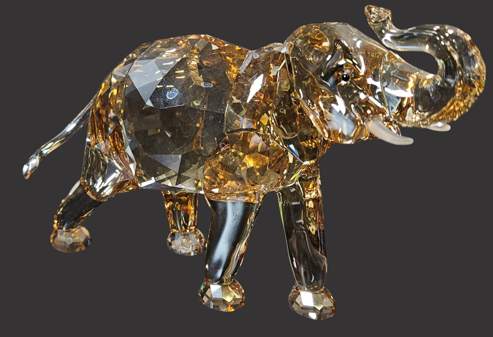 Swarovski SCS LTD 2013 Cinta Elephant: Swarovski SCS 2013 Elephant Cinta item number 1137207. Includes Swarovski box. Measures approx 6.5 inches long x 4.5 inches high. Missing plaque. In excellent condition. Please see our other lots