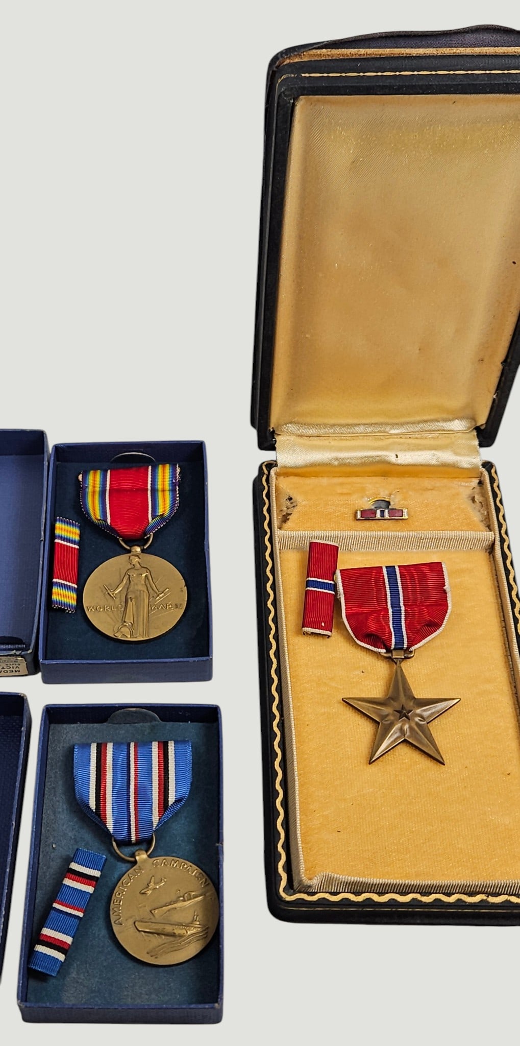 WWII Bronze Star Medal, American Campaingn & Victory Medals: In original presentation boxes.