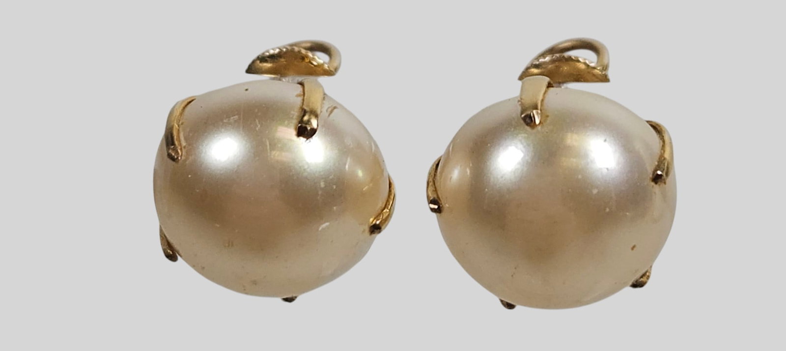 Pair Mid Century 10k Yellow Gold & Button Pearl Prong Set Earrings: Beautiful pair of mid-century 10mm button pearl stud earrings crafted in solid 10k yellow gold. These feature a premium six-prong basket setting that cradles each pearl securely from the base. Complet