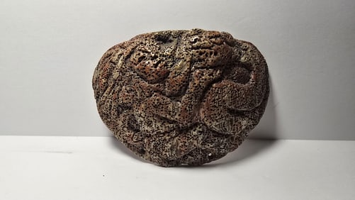 PRE-COLUMBIAN MAYAN SPONDYLUS PENDANT WITH PRIEST OR DIGNITARY HOLDING KUKULKAN