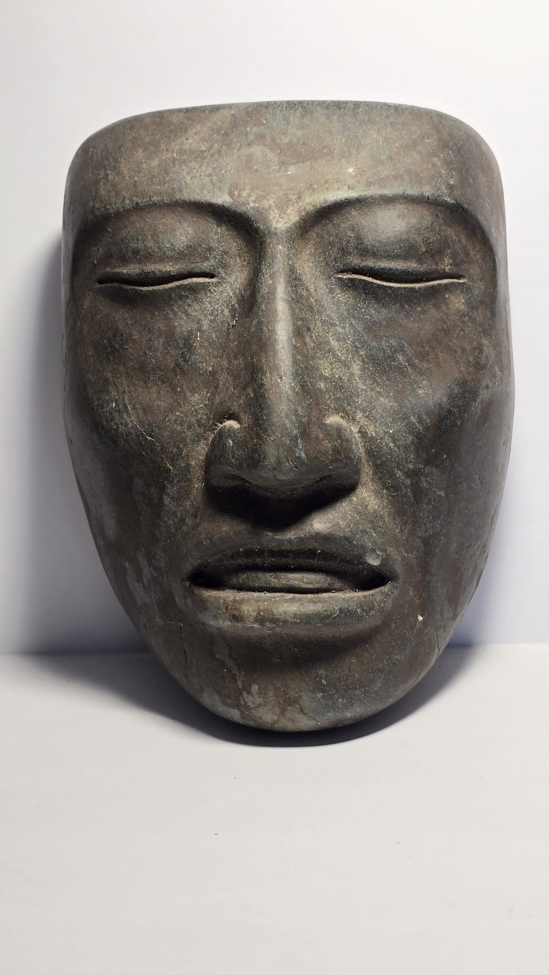 RARE PRE-COLUMBIAN MAYAN SERPENTINE DECAPITATED FUNERARY MASK (1 of 11)