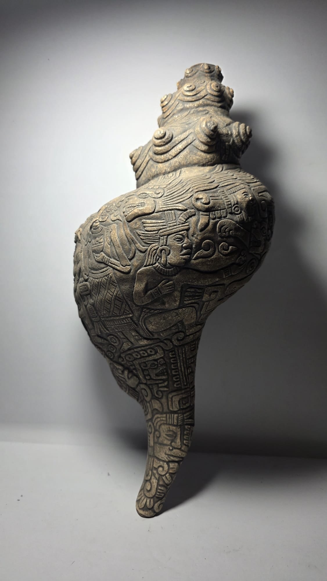 RARE AND IMPRESSIVE PRE-COLUMBIAN MIXTEC CEREMONIAL CARVED SNAIL – CODEX TYPE: RARE AND IMPRESSIVE PRE-COLUMBIAN MIXTEC CEREMONIAL CARVED SNAIL – CODEX TYPEExceptional and large Mixtec ceremonial carved conch (snail) trumpet, dating approximately 700 AD – 1200 AD (Late Class