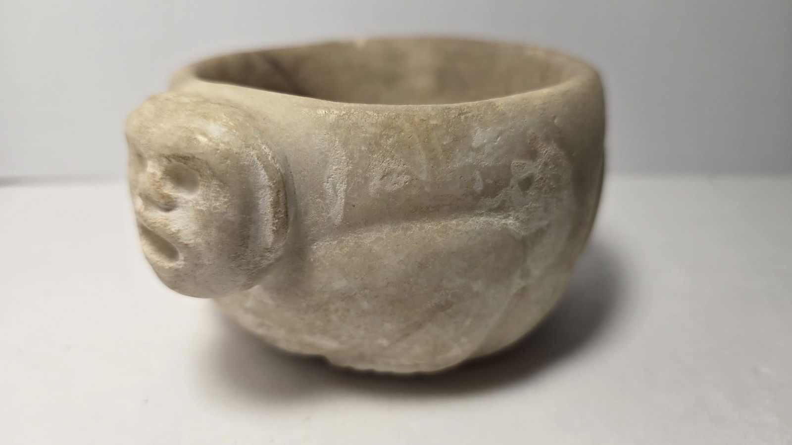 PRE-COLUMBIAN MAYAN ONYX MONKEY CEREMONIAL CONTAINER: PRE-COLUMBIAN MAYAN ONYX MONKEY CEREMONIAL CONTAINERRare Mayan ceremonial container carved in onyx stone, depicting a monkey, an animal closely associated in Mayan culture with artistry, play, intelli