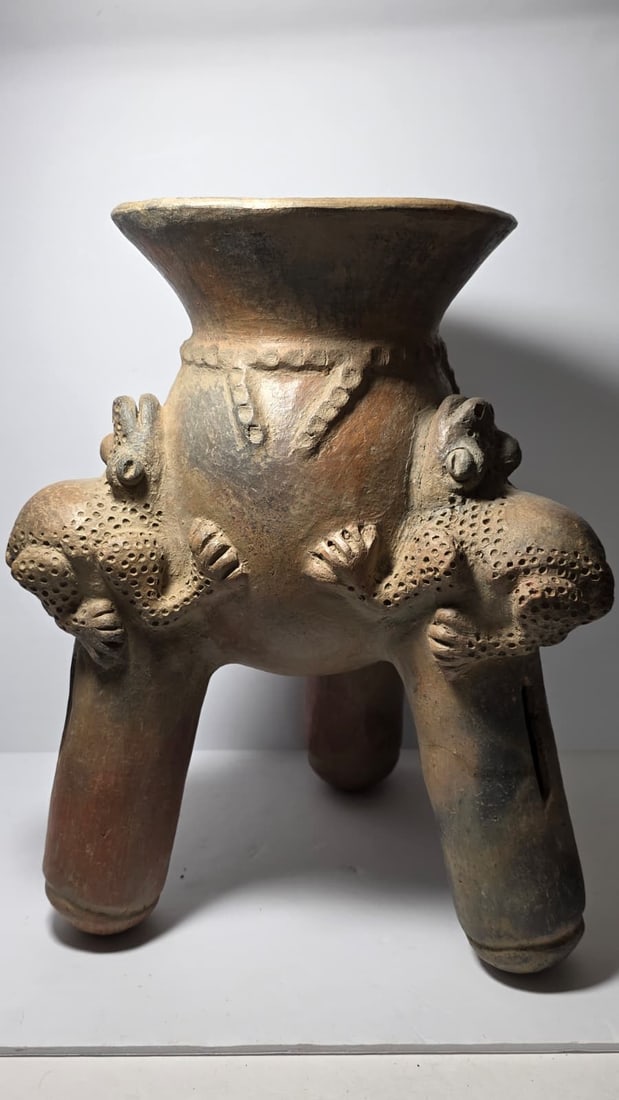 PRE-COLUMBIAN COSTA RICAN TERRACOTTA TRIPOD VASE WITH THREE FROGS (1 of 5)