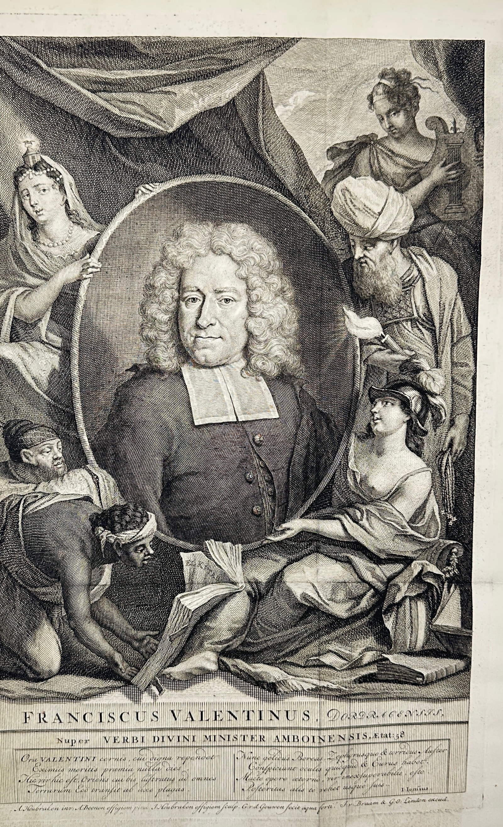 Matthijs Balen – Portrait of François Valentijn – Copperplate Engraving – 18th Century: This grand allegorical copperplate engraving presents François Valentijn (1666–1727), Dutch minister, naturalist, and author of Oud en Nieuw Oost-Indiën, a monumental 18th-century work documenting