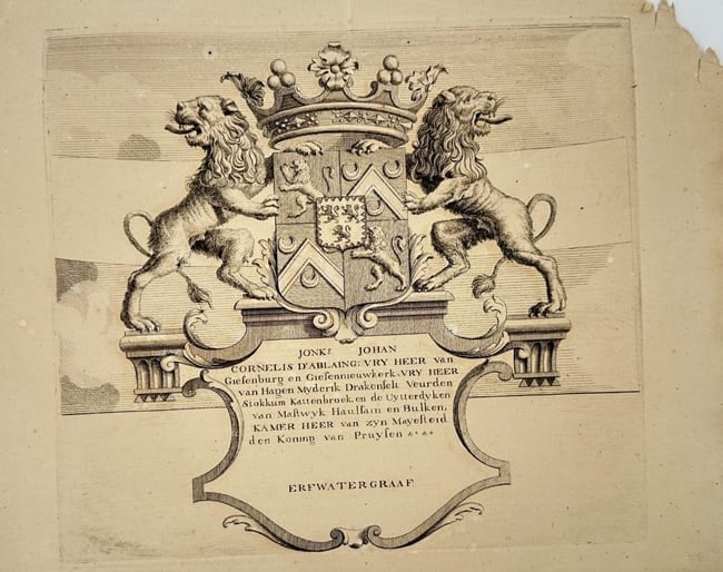 Wapen van Jonkheer Johan Cornelis D’Ablaing – Coat of Arms: This detailed copperplate engraving presents the coat of arms of Jonkheer Johan Cornelis D’Ablaing, Vrijheer van Giessenburg en Giessennieuwkerk, and Erfwatergraaf. The shield is intricately designe
