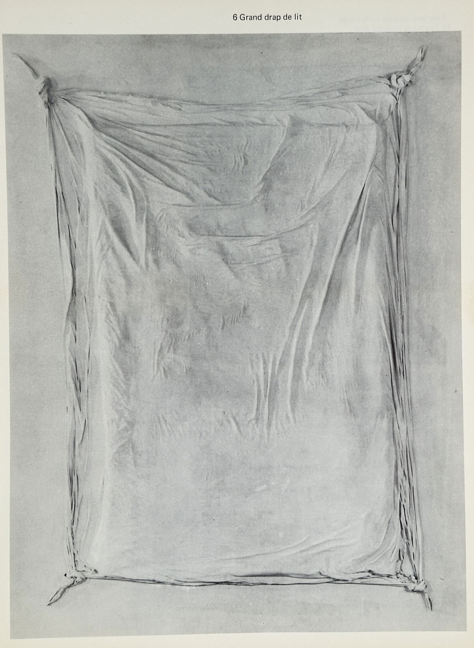 Antoni Tàpies (1923–2012), after – Grand Drap de Lit (Large Bed Sheet) – Offset print (20th: This print is an offset print of Grand Drap de Lit (Large Bed Sheet), a work by Tàpies that focuses on texture and material, here showing a heavily wrinkled sheet tied at the corners. Antoni Tàpies