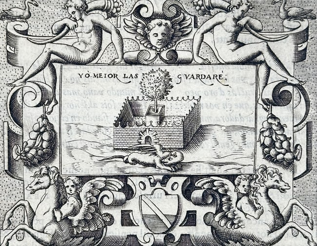 Girolamo Ruscelli (1504-1566) – Yo Meior Las Guardare – Woodcut (1584): "Yo Meior Las Guardare" This print depicts an emblem featuring a dragon guarding a tree laden with fruit, set within a coastal landscape with a fortified building. The central image is enclosed in a h