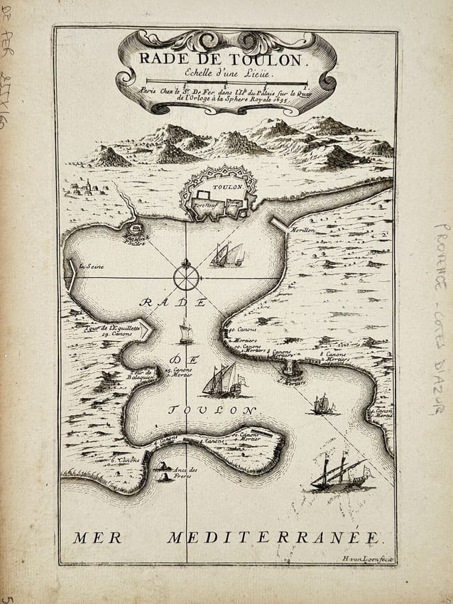 Nicolas De Fer (1646–1720) – Map of the Harbor of Toulon – France – Engraving (1699): "Rade de Toulon." This engraving presents a detailed hydrographic and topographical map of the harbor of Toulon on the Mediterranean coast. The composition features a central compass rose with rhumb l