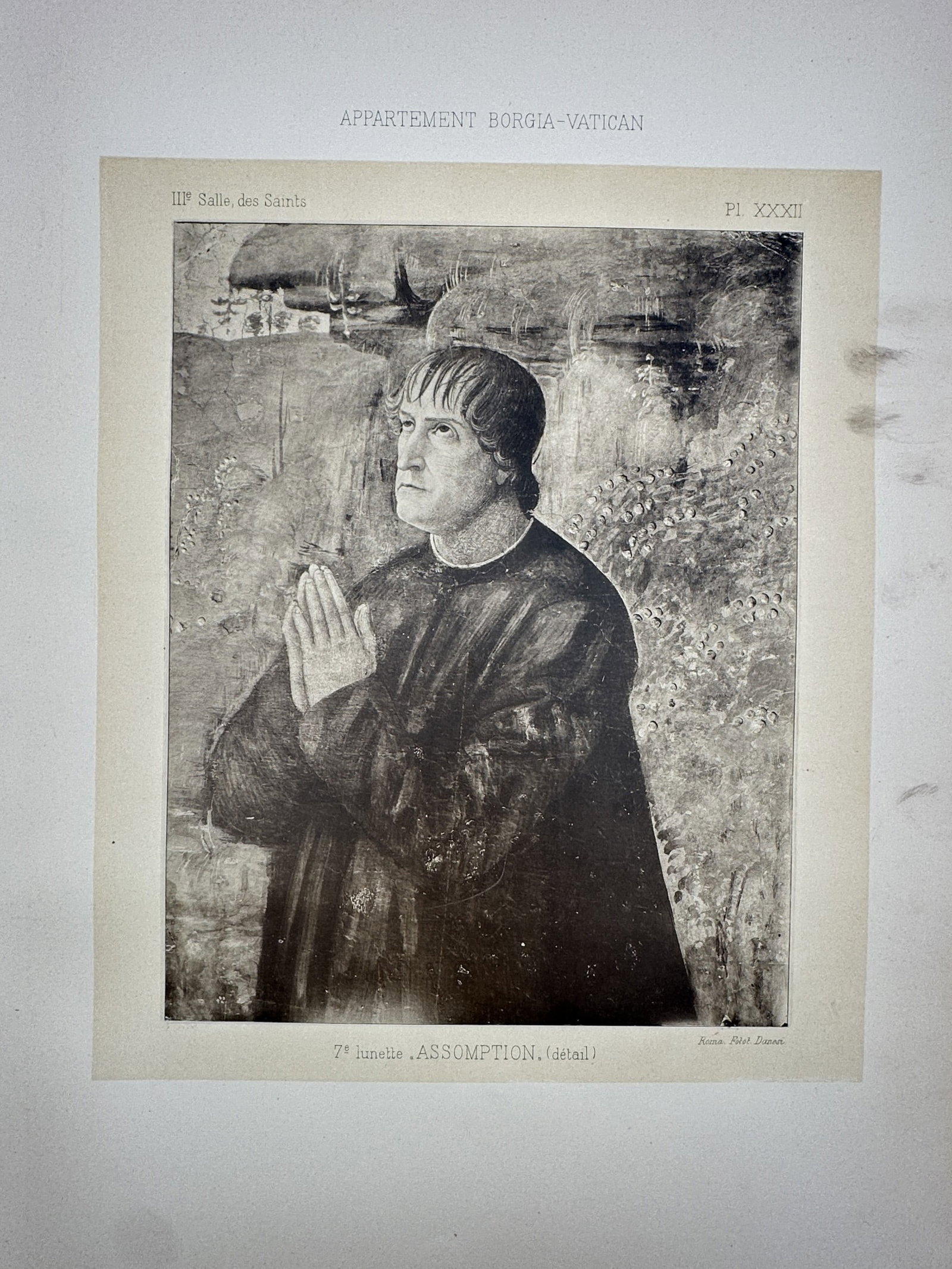 Pinturicchio, after – View of the Assumption of the Virgin (Portrait Detail) – Photogravure: "Assomption (détail)" This work is a photogravure depicting a detail of a kneeling man in prayer, an apostle from the fresco of the Assumption of the Virgin located in the Hall of the Saints within t