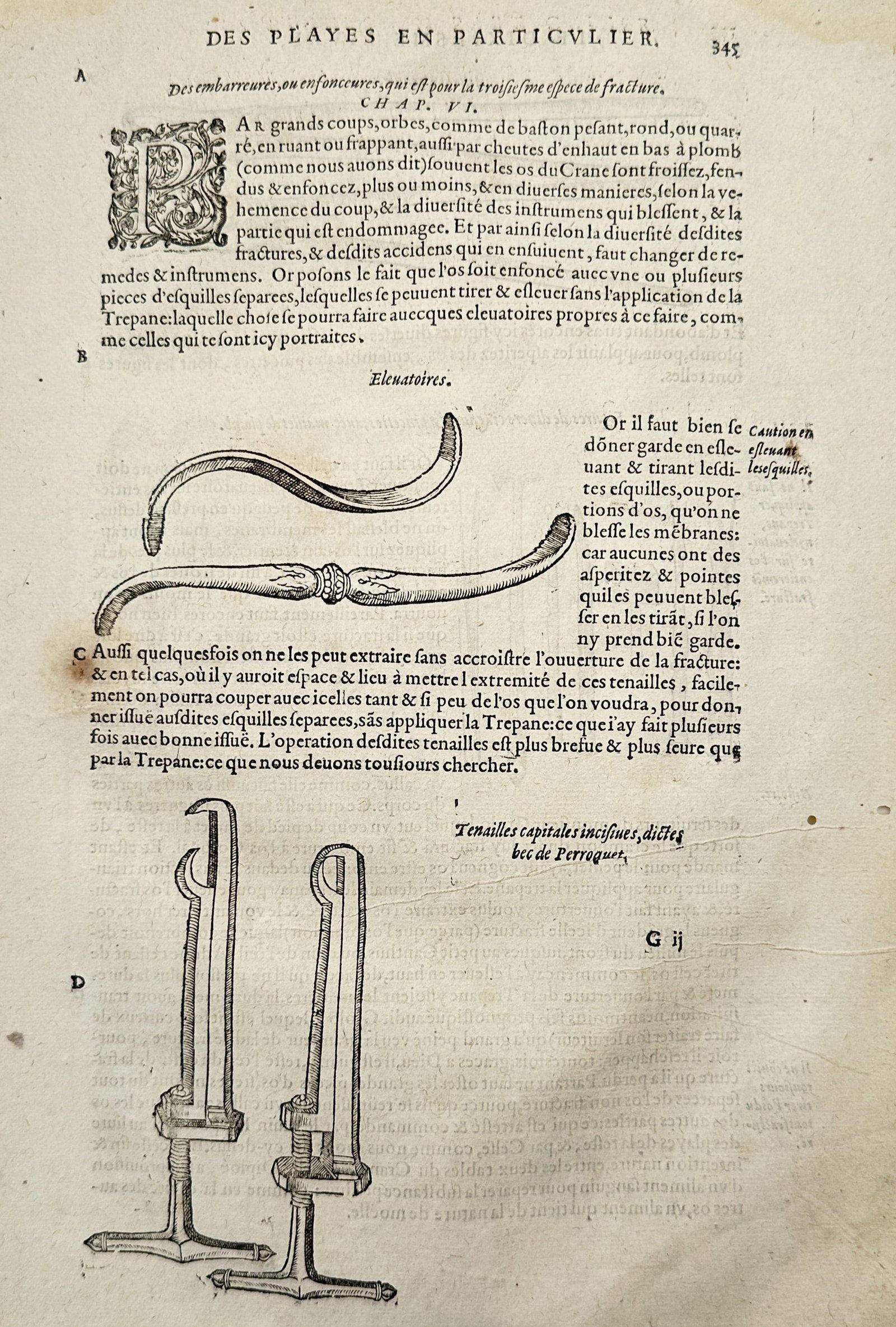 Ambroise Paré – Medical Treatise on Cranial Fractures with Surgical Instruments – Woodcut: "Des Playes en Particulier" This woodcut presents a medical study documenting Renaissance neurosurgical practices and specialized tools for historical and scientific classification. The composition la