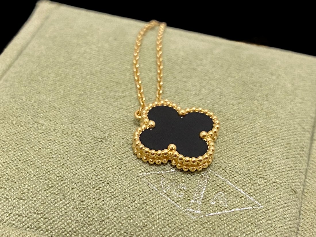 Van Cleef & Arpels Vintage Alhambra pendant 18k yellow gold Onyx: Van Cleef & Arpels Vintage Alhambra pendant 18k yellow gold Onyx Condition: Like new. Brand: Van Cleef & Arpels. Metal: 18k yellow gold. Gem stone: Onyx. Chain length: 16.54 inches. Comes with origina