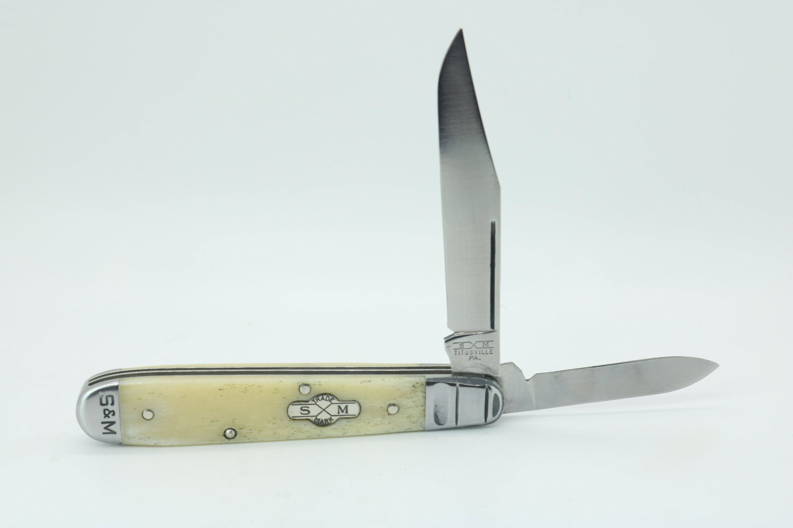 Schatt and Morgan #29 English Jack 2-Bladed Folding Knife: Smooth White Bone - SxM Shield - S&M Formed on bolsters - Main clip blade has some wobble, snaps well and sits slightly off center towards pile side - Secondary Pen blade is a nail breaker, great snap