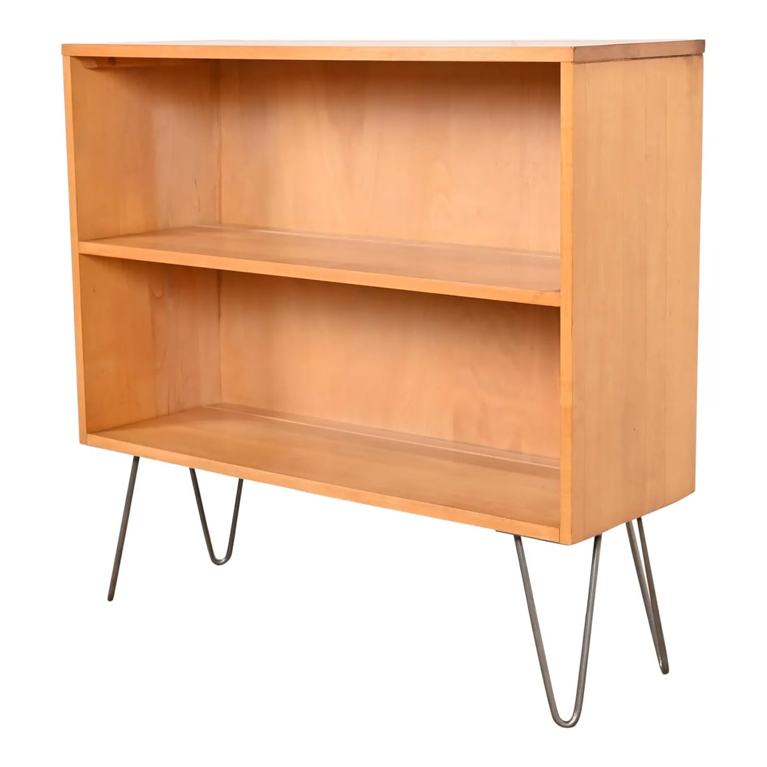 Paul McCobb Planner Group Birch Bookcase on Hairpin Legs, 1950s: A sleek and stylish Mid-Century Modern bookcase By Paul McCobb for Winchendon Furniture, "Planner Group" USA, 1950s Solid birch, with steel hairpin legs. Measures: 36"W x 12"D x 34.13"H. Very good vin