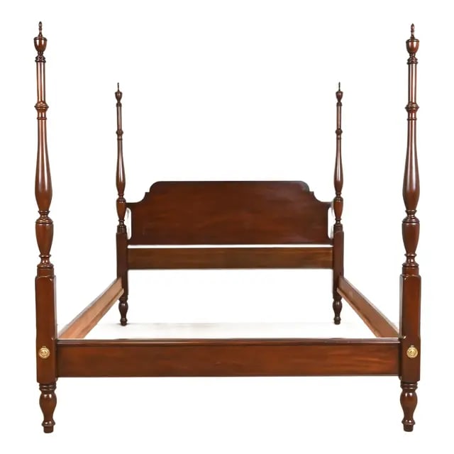 Henkel Harris Georgian Carved Mahogany Queen Size Poster Bed: A gorgeous Georgian or Federal style four poster queen size bed By Henkel Harris USA, Circa 1980s Carved solid mahogany, with brass accents. Measures: 64.25"W x 82.5"D x 68.5"H. Very good original vin